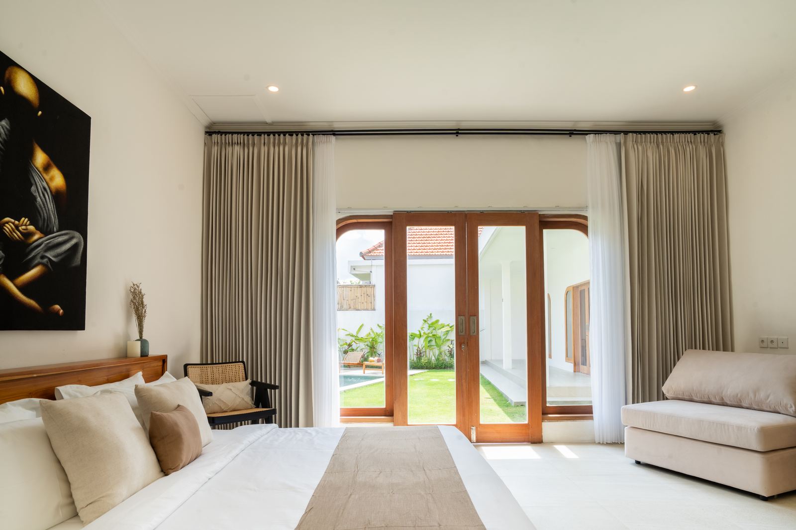 Bedroom opening onto the garden