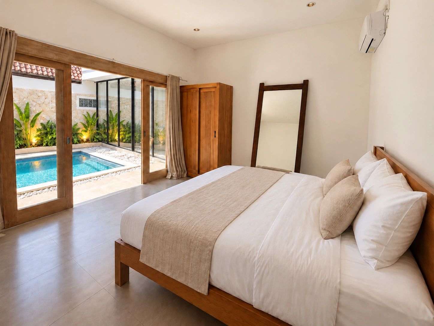 Bedroom opening onto the pool