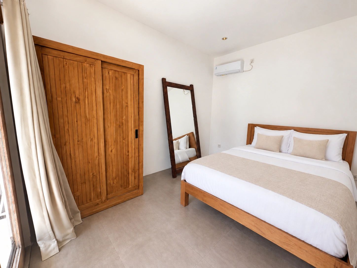 Second private room with wardrobe and air conditioning